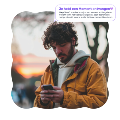 Jonge man ontvangt een bericht in de My Heartspace-app na het overlijden van zijn vader.